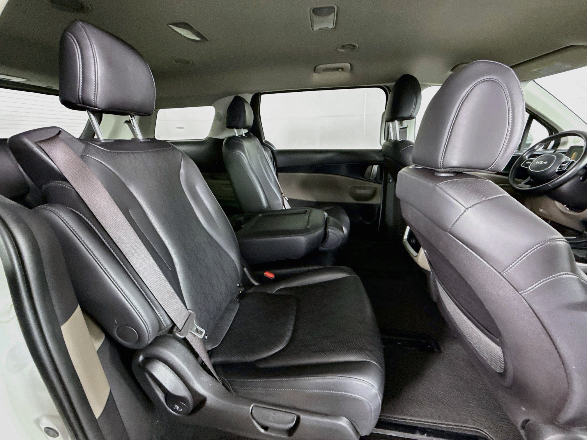 Used 2025 Kia Carnival FWD image 36