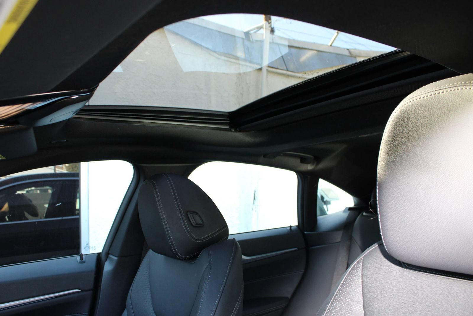 Used 2023 BMW i4 eDrive40 RWD image 9