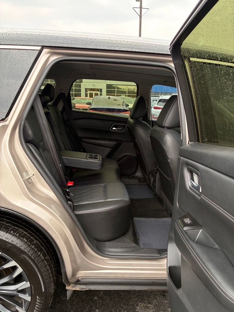 Used 2024 Nissan Rogue Platinum FWD image 22