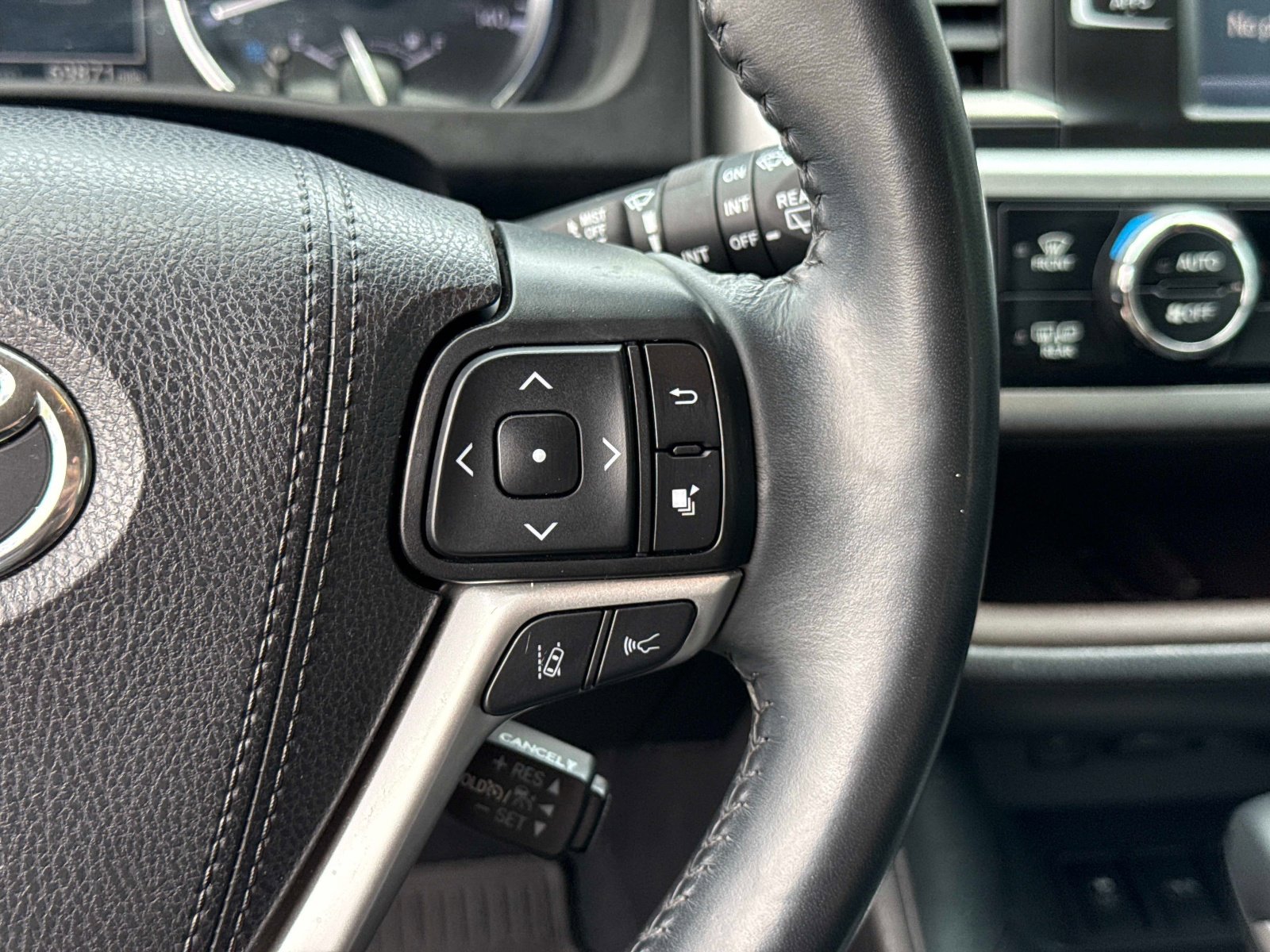 Used 2019 Toyota Highlander XLE AWD/4WD image 31