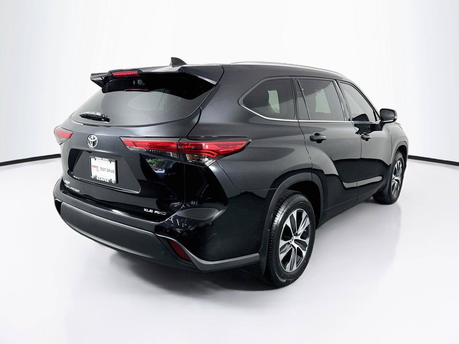 Used 2021 Toyota Highlander XLE AWD/4WD image 2