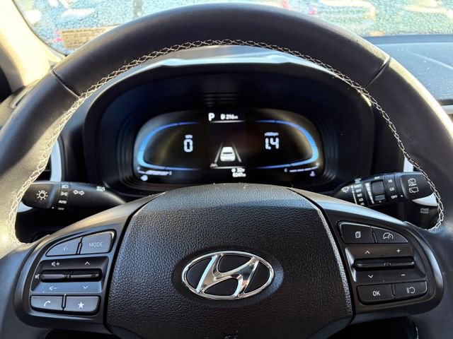 Used 2023 Hyundai Venue Limited image 21