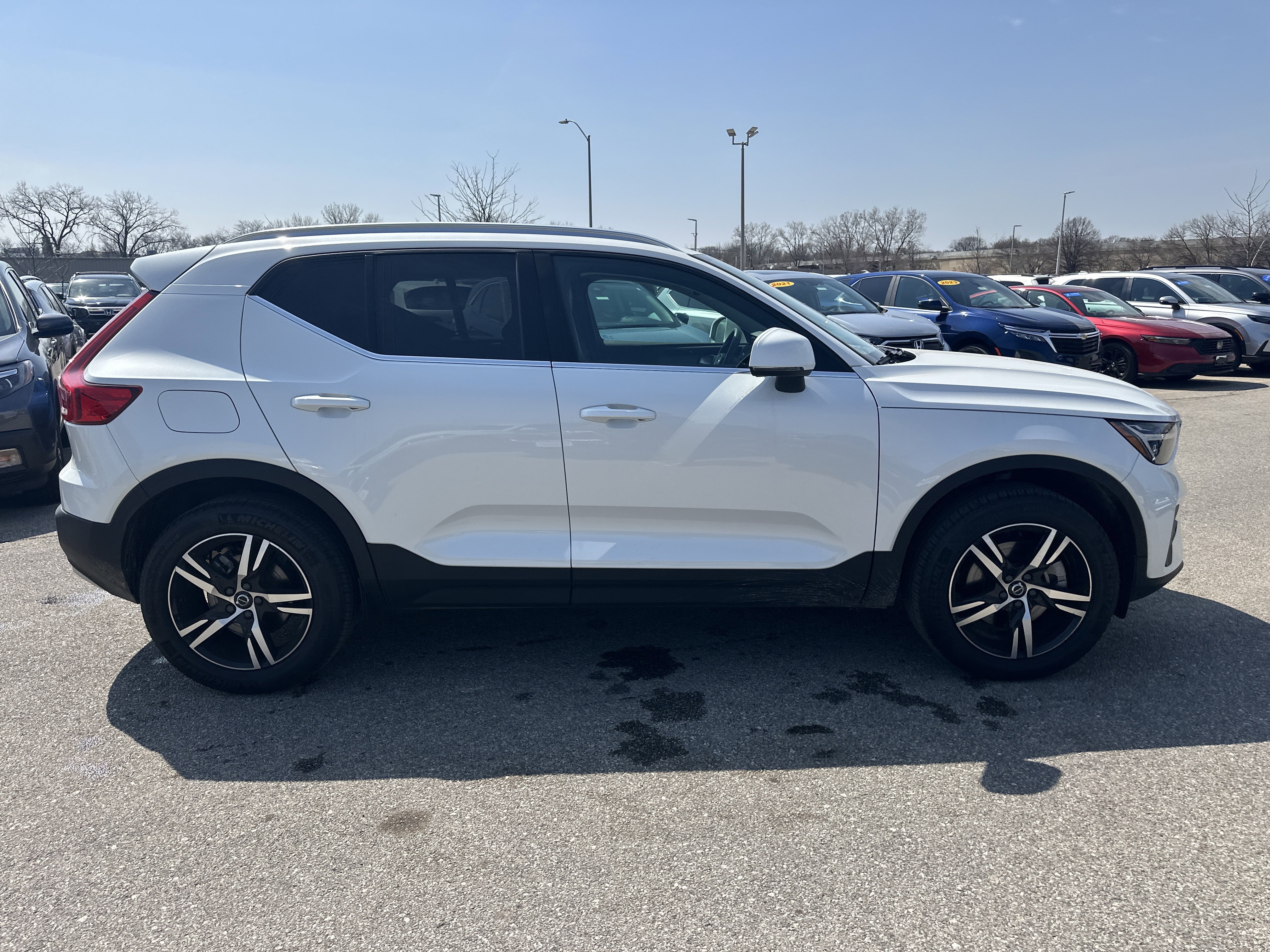 Used 2025 Volvo XC40 B5 Core image 3