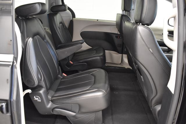 Used 2024 Chrysler Pacifica Touring-L FWD image 17