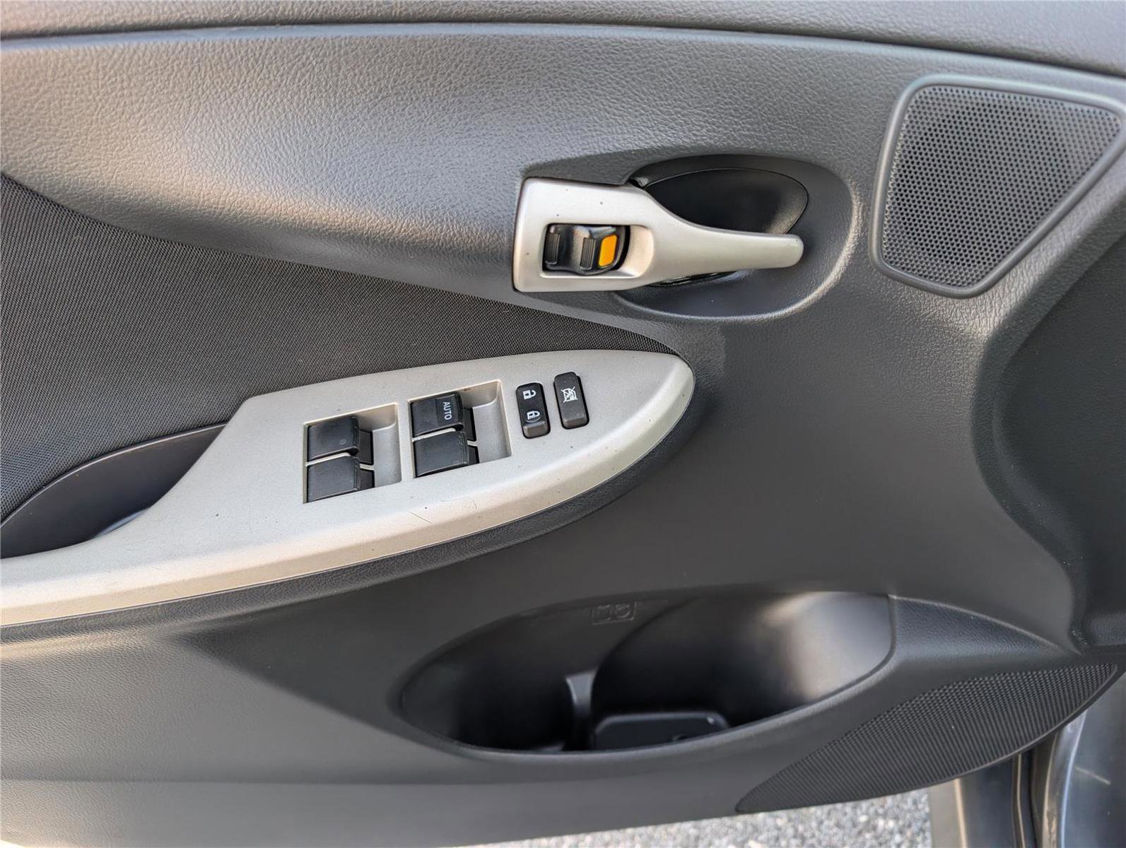 Used 2010 Toyota Corolla S image 19