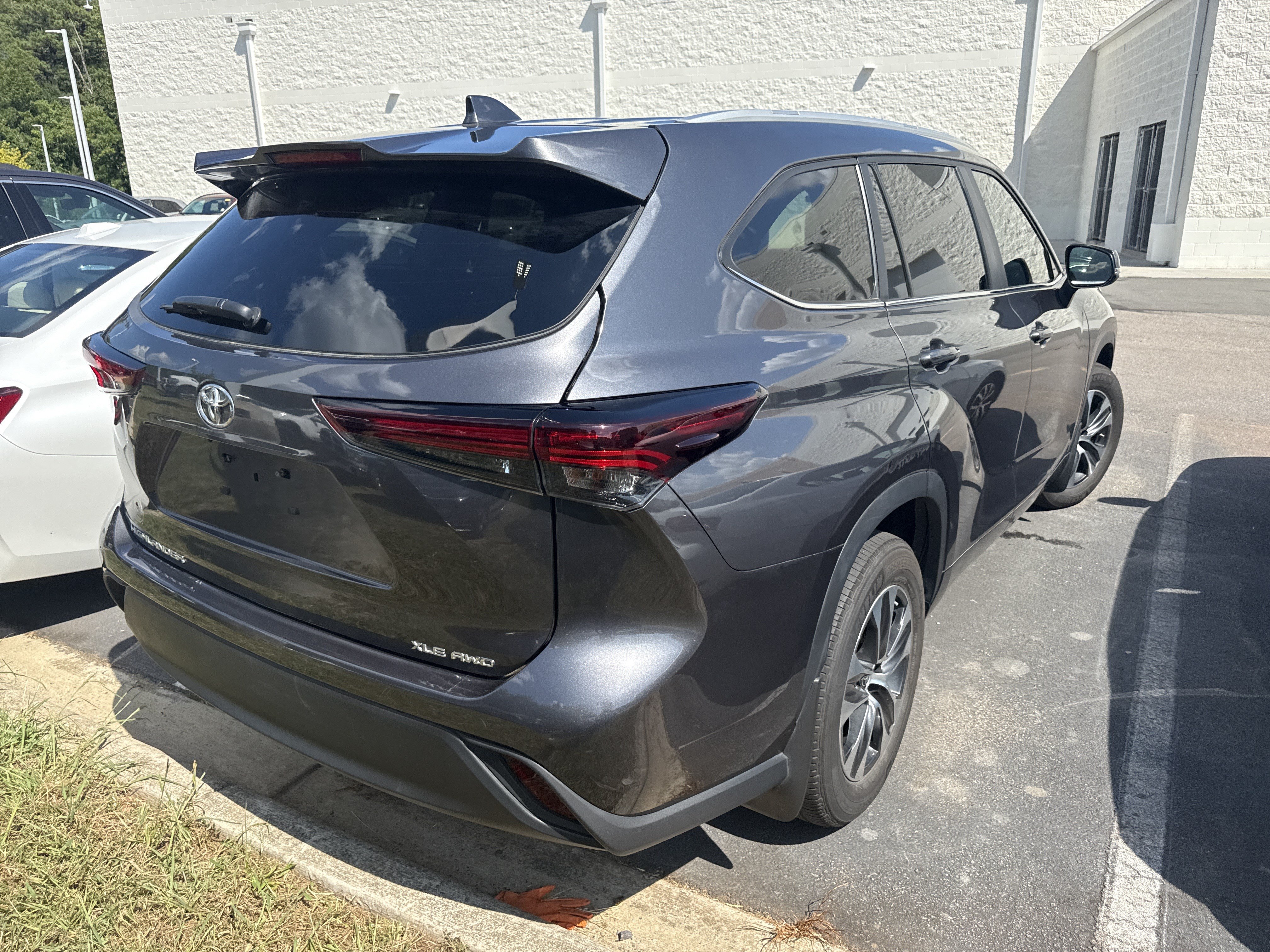 Used 2024 Toyota Highlander XLE AWD/4WD image 43