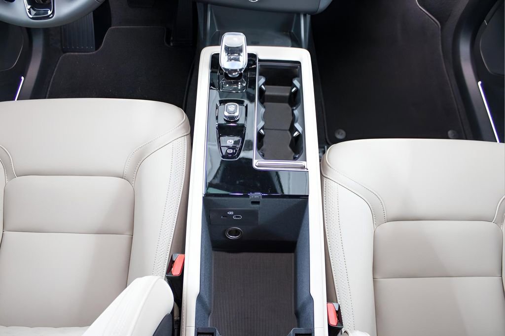 New 2026 Volvo XC90 B5 Core w/ Protection Package Premier image 25