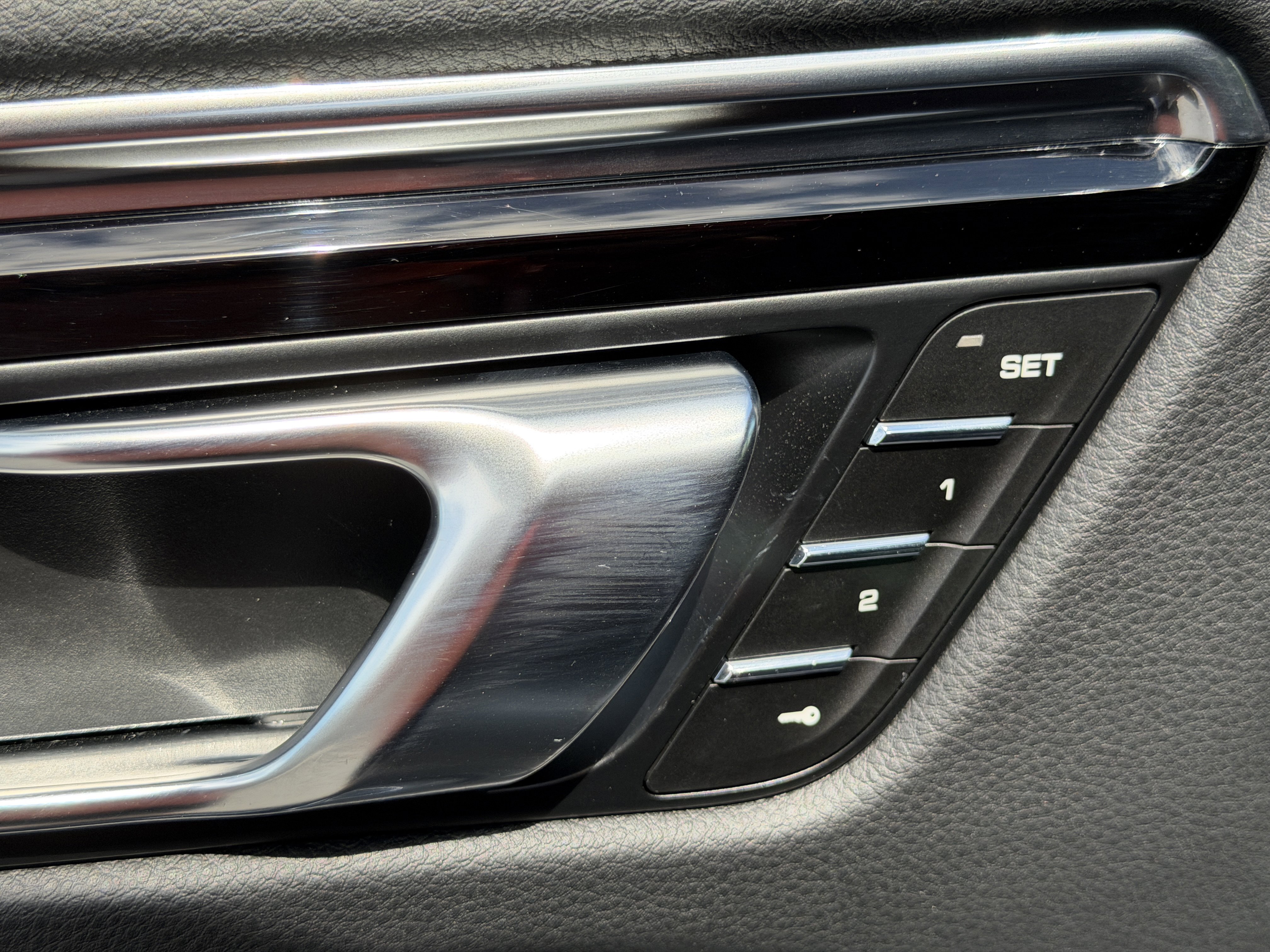 Certified 2025 Porsche Macan Turbo image 22