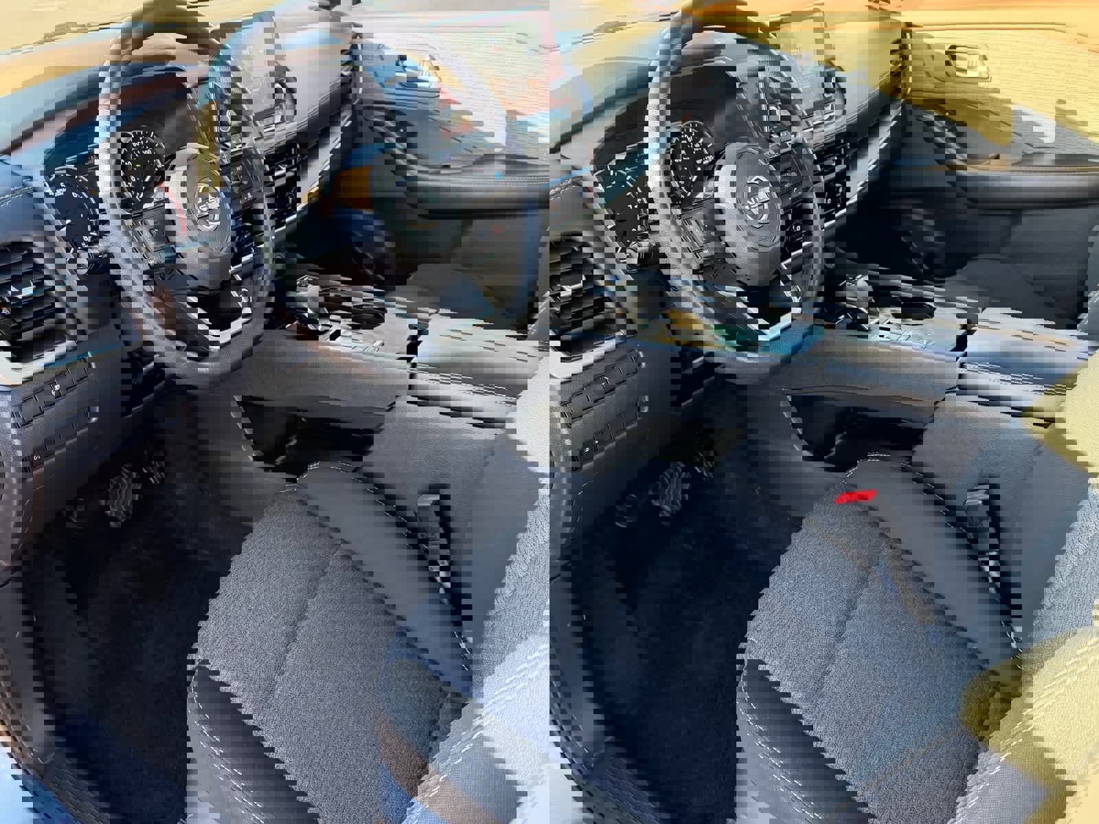 Used 2022 Nissan Rogue SV image 2