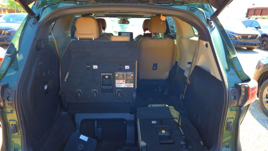 Used 2021 Toyota Sienna XLE w/ XLE Plus Package AWD/4WD image 4