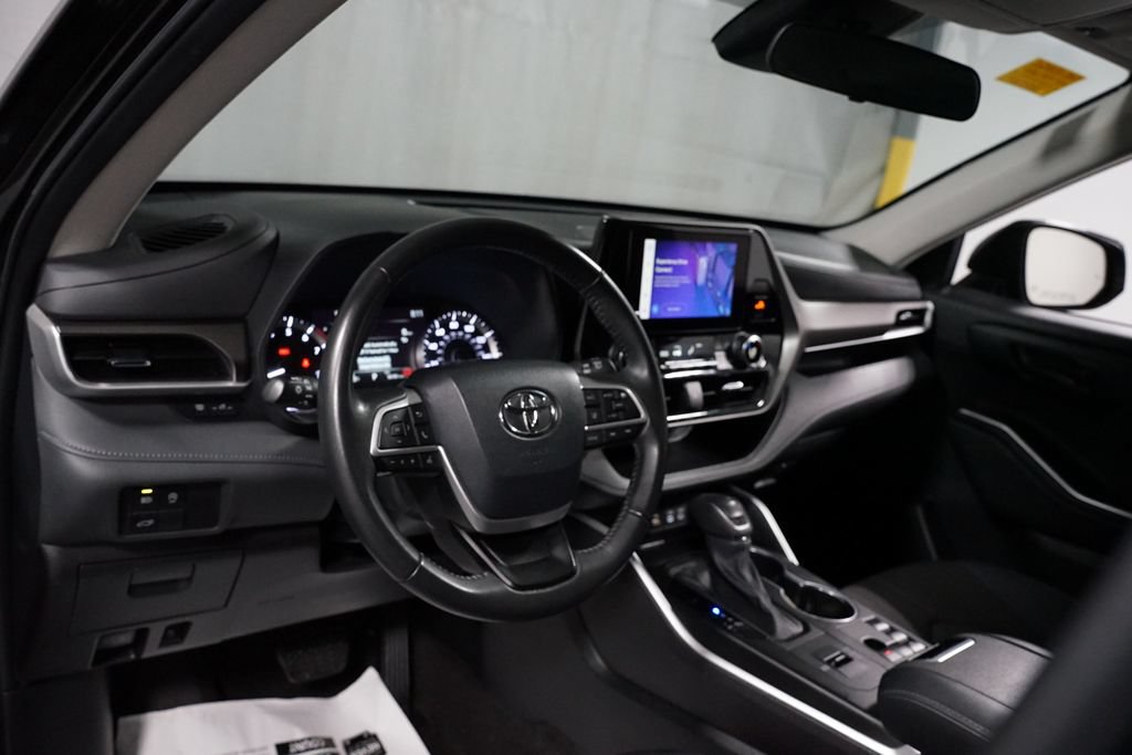 Certified 2024 Toyota Highlander LE FWD image 11
