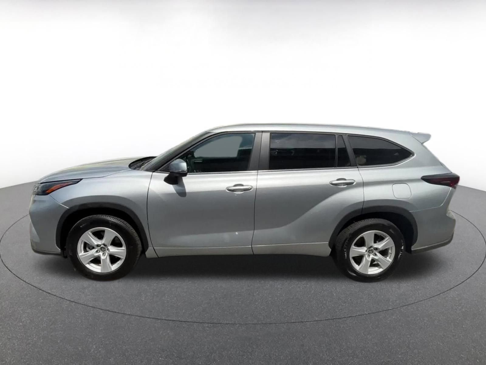 Used 2025 Toyota Highlander LE image 8