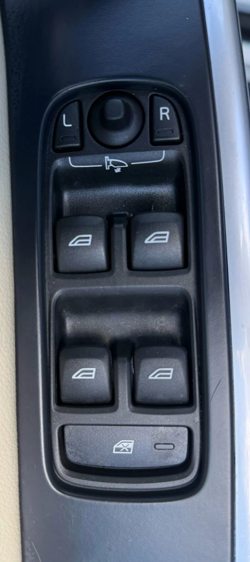 Used 2017 Volvo XC60 T6 Dynamic w/ Preferred Option Package image 25