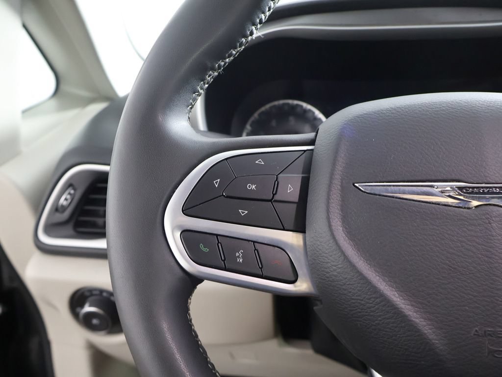 Used 2023 Chrysler Pacifica Touring-L FWD image 40
