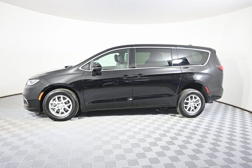 Used 2025 Chrysler Pacifica Select FWD image 3