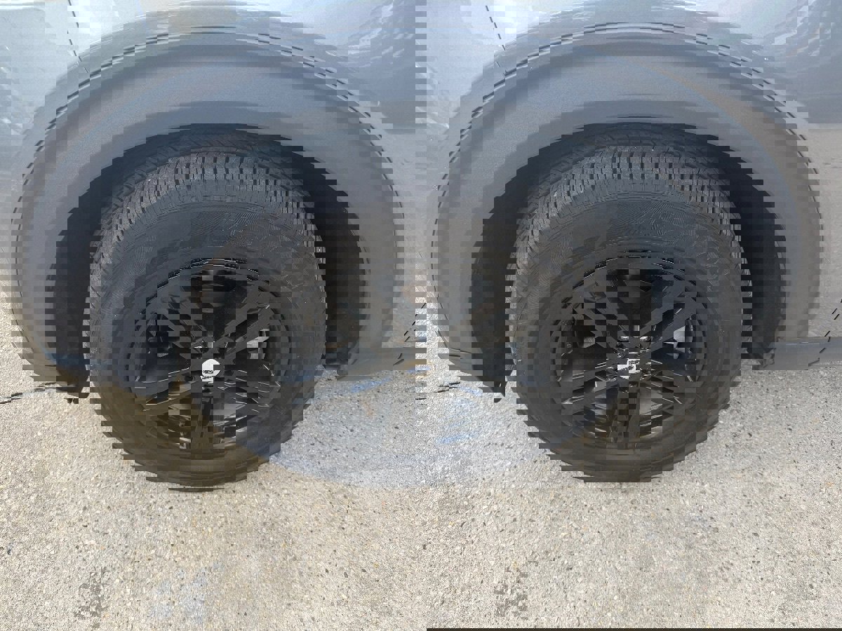 Used 2024 Ford Explorer XLT w/ Equipment Group 202A image 9
