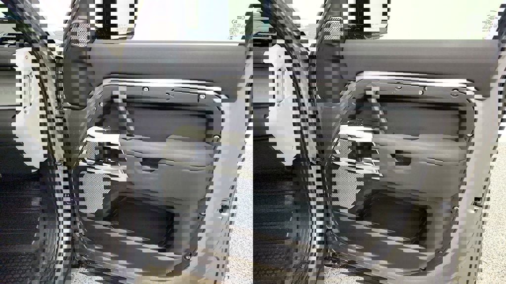 Used 2023 Land Rover Defender 130 S image 27