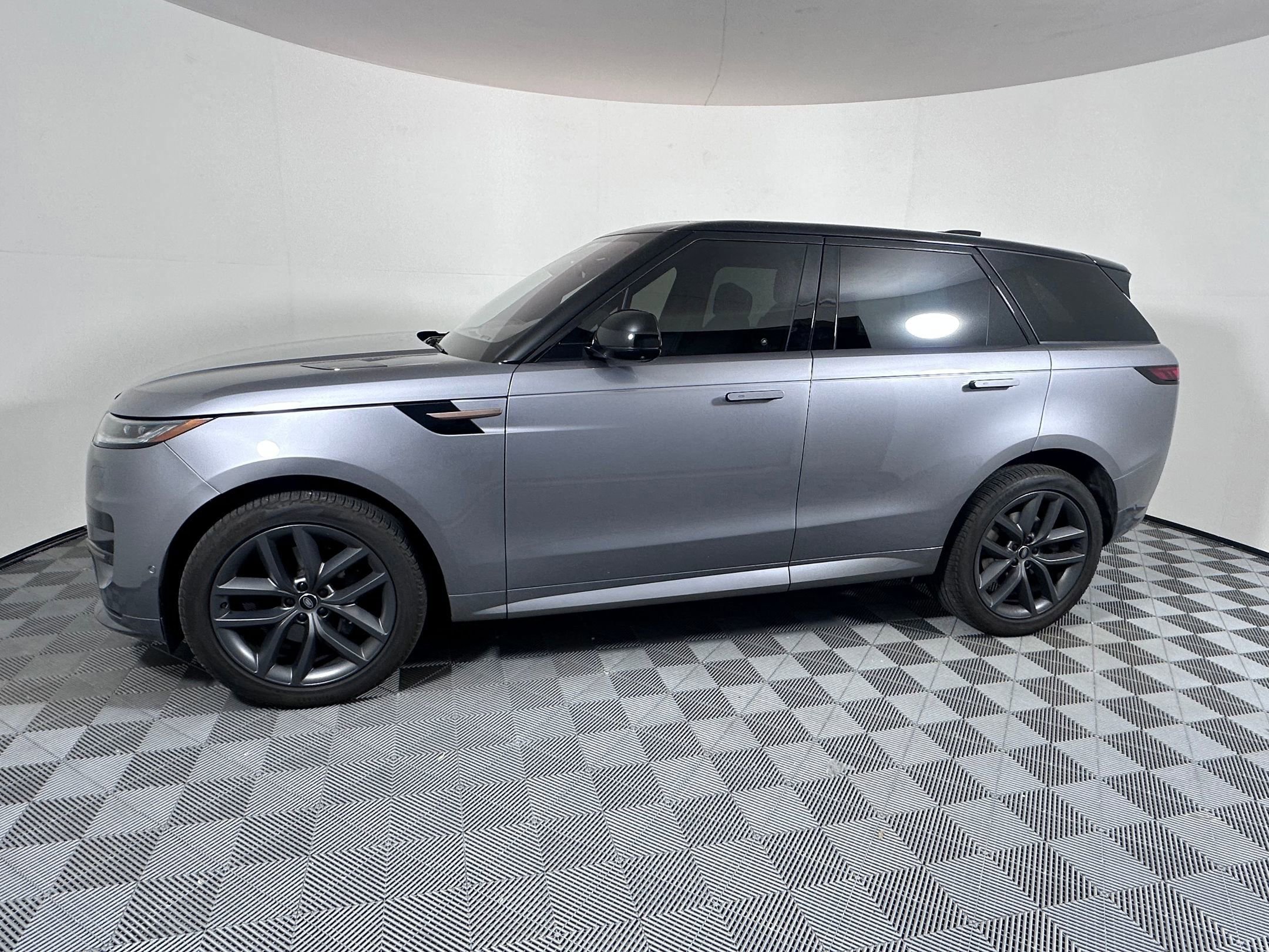 Used 2023 Land Rover Range Rover Sport SE Dynamic image 2