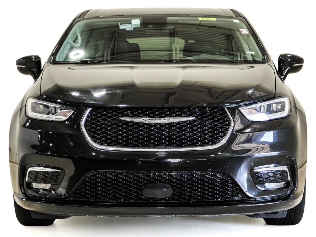 Used 2024 Chrysler Pacifica Touring-L FWD image 2