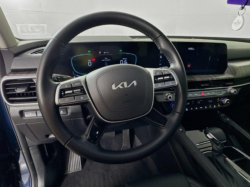 Used 2025 Kia Telluride EX w/ EX Captain's Chair Package FWD image 13