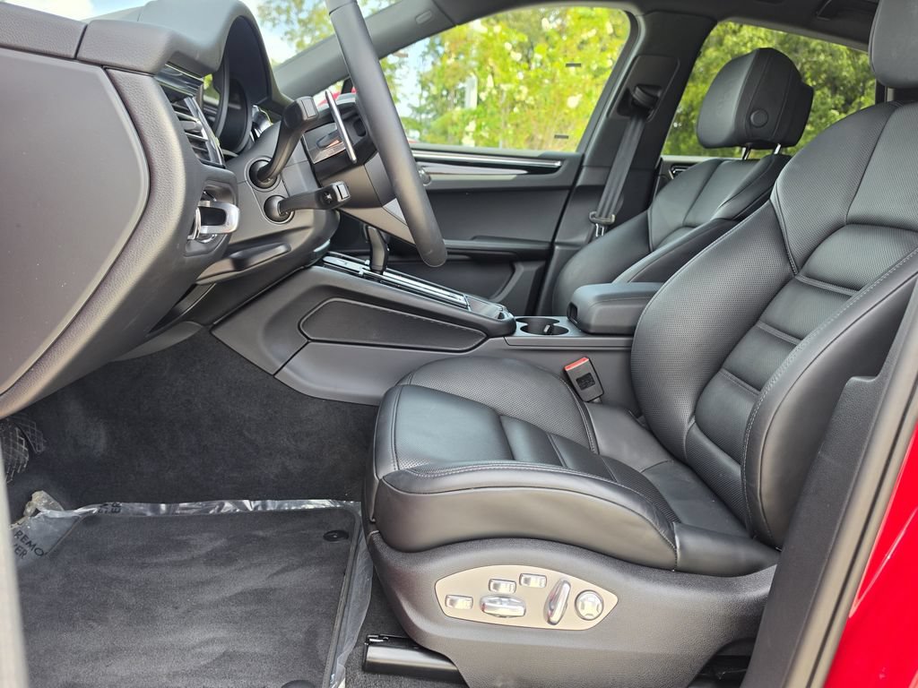 Used 2026 Porsche Macan AWD/4WD image 11