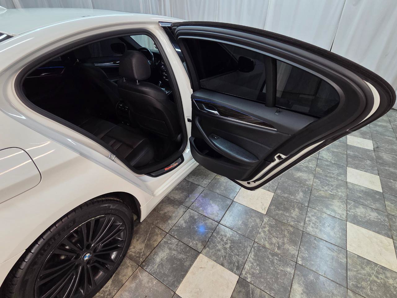 Used 2018 BMW 530i xDrive AWD/4WD image 14