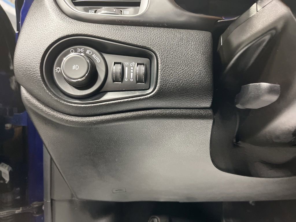 Used 2021 Jeep Renegade Latitude w/ Convenience Group AWD/4WD image 14