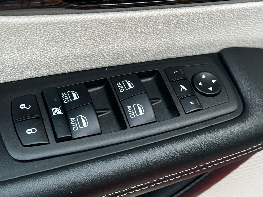 Used 2024 Chrysler Pacifica Limited image 11