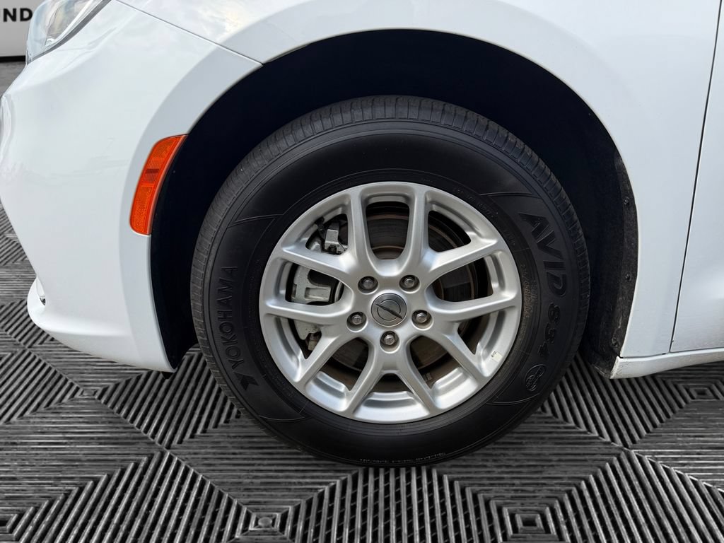 Used 2025 Chrysler Pacifica Select FWD image 14