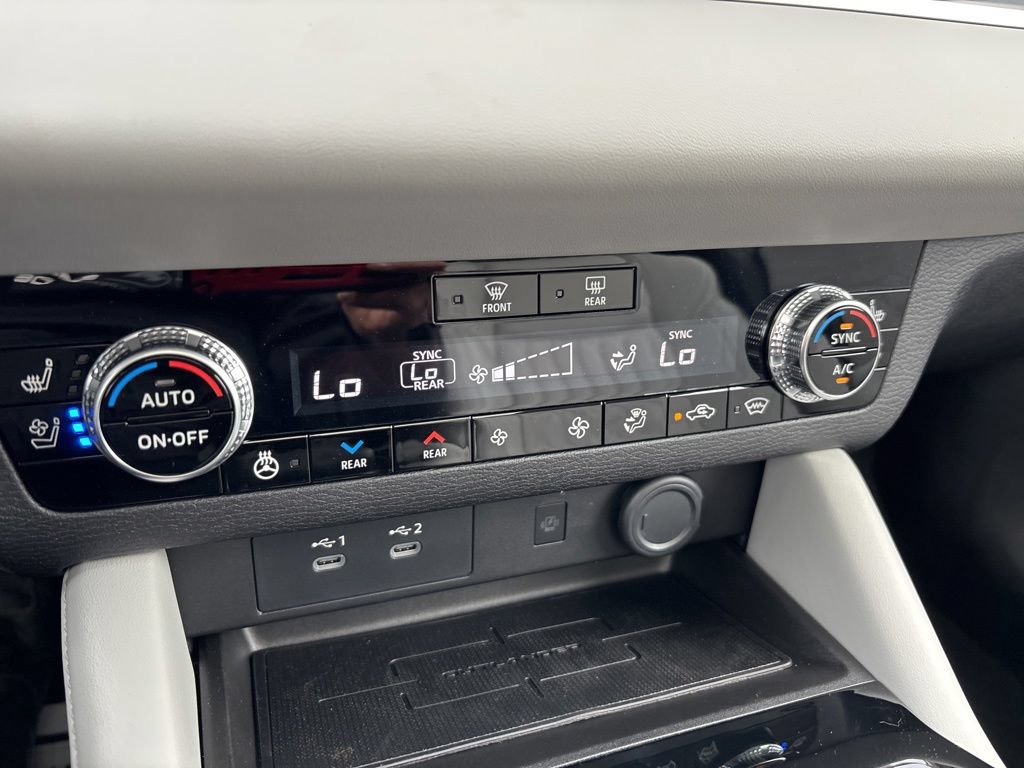 Used 2025 Mitsubishi Outlander AWD image 39
