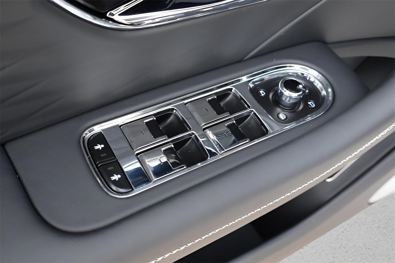 New 2026 Bentley Flying Spur Azure image 13