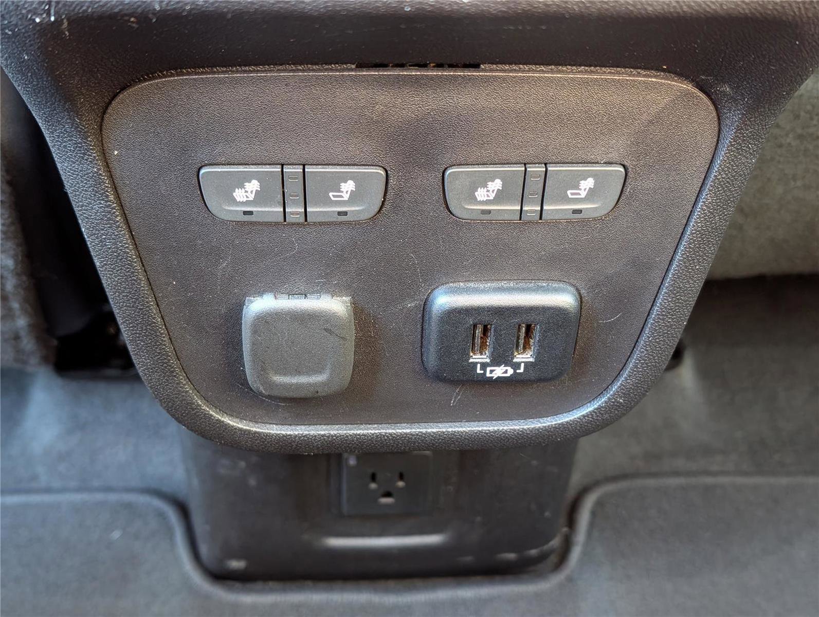 Used 2018 Chevrolet Equinox Premier image 16