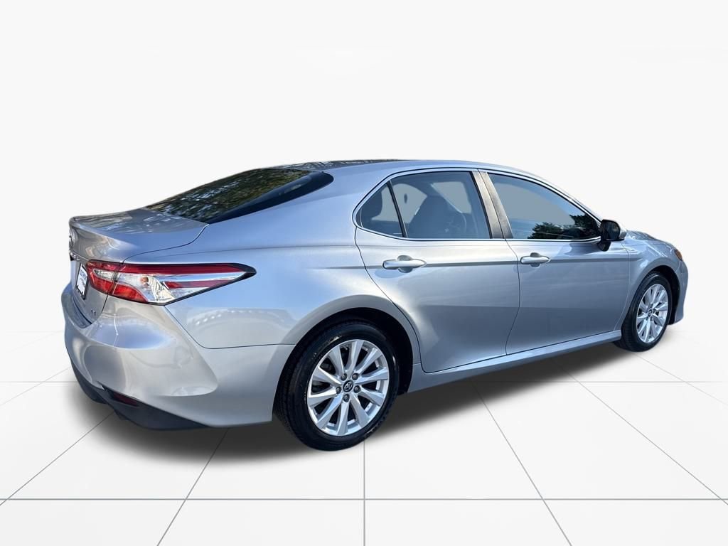 Used 2018 Toyota Camry LE image 9