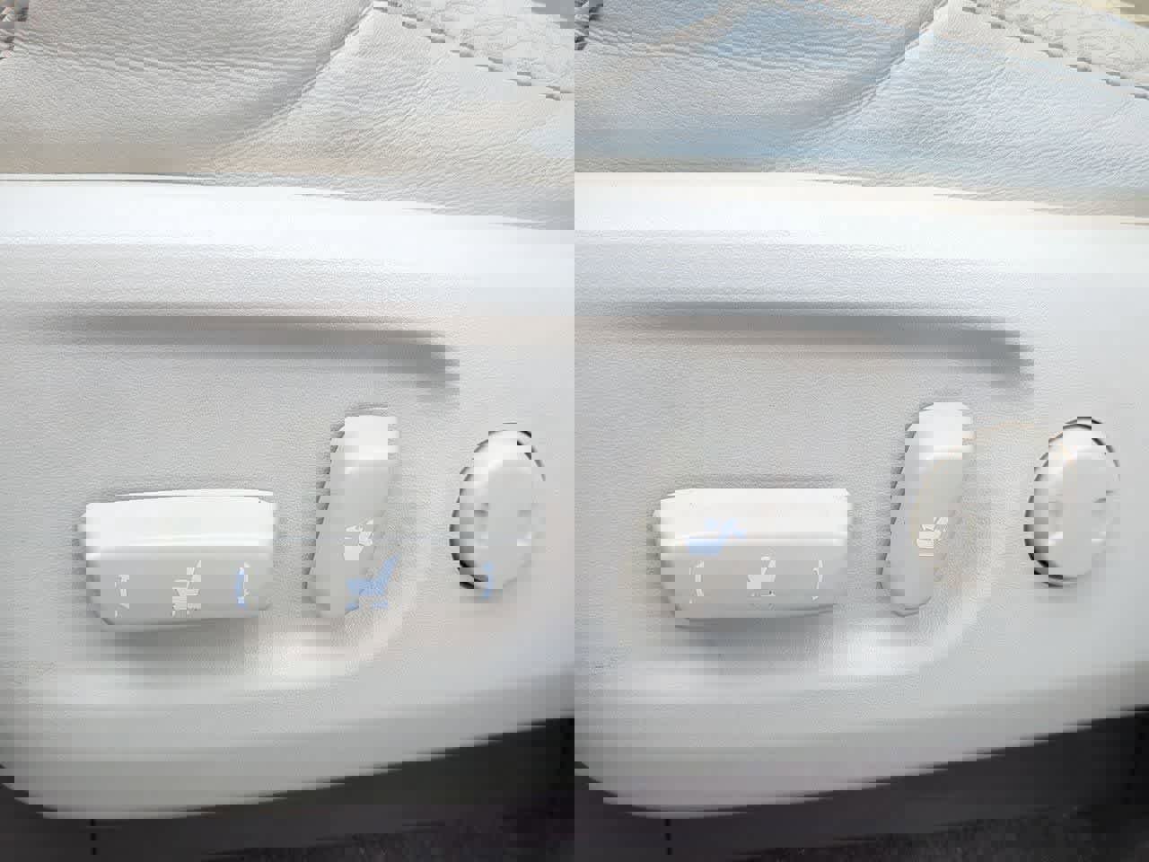 Used 2011 Lexus GX 460 w/ Comfort Plus Pkg image 16