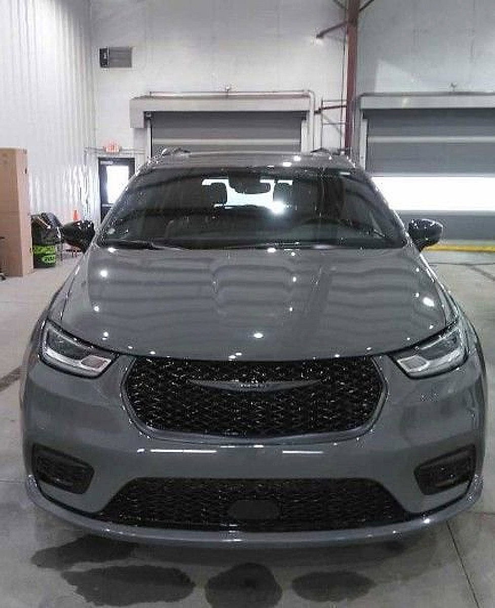 Used 2025 Chrysler Pacifica Limited image 5