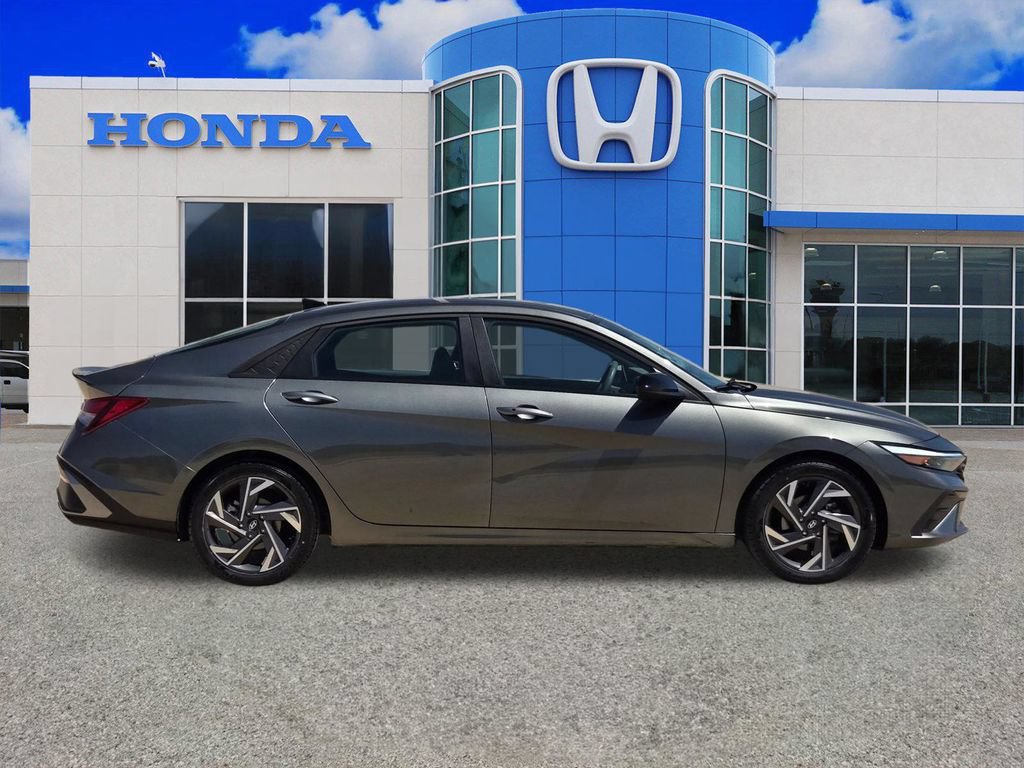 Used 2025 Hyundai Elantra Sport FWD image 2