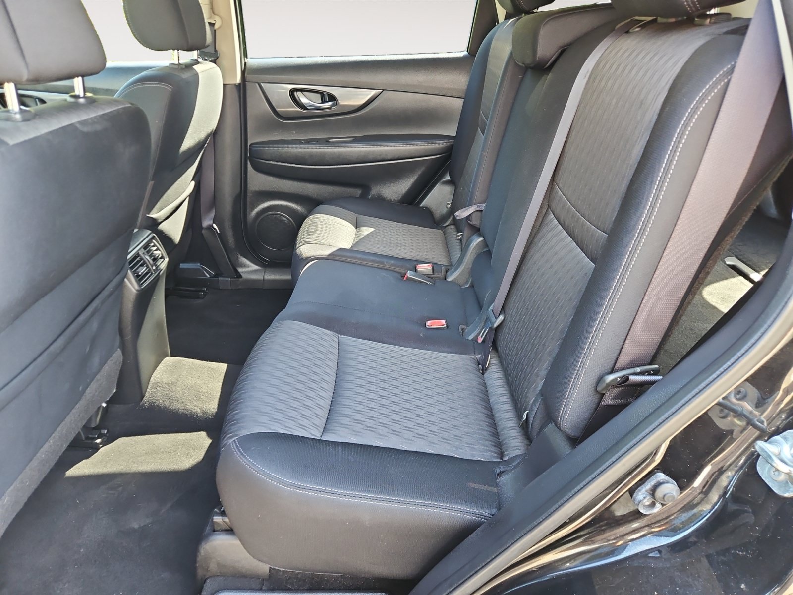Used 2017 Nissan Rogue SV FWD image 14