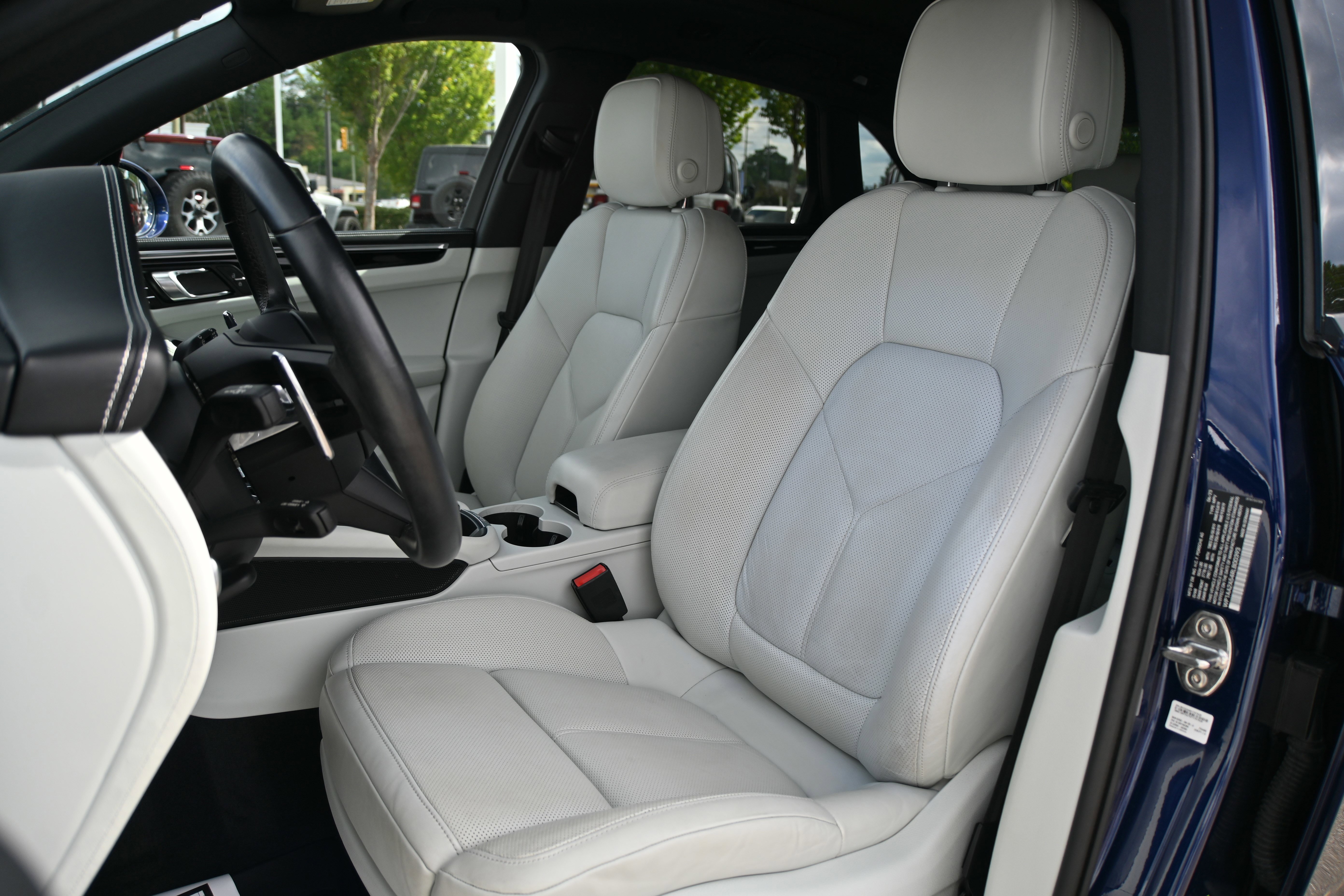 Used 2024 Porsche Macan w/ Premium Plus Package image 7