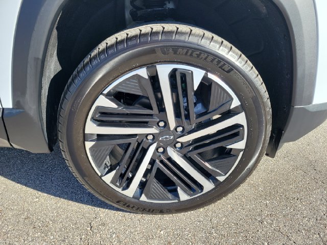 New 2027 Chevrolet Equinox RS w/ Safety and Technology Package FWD image 3