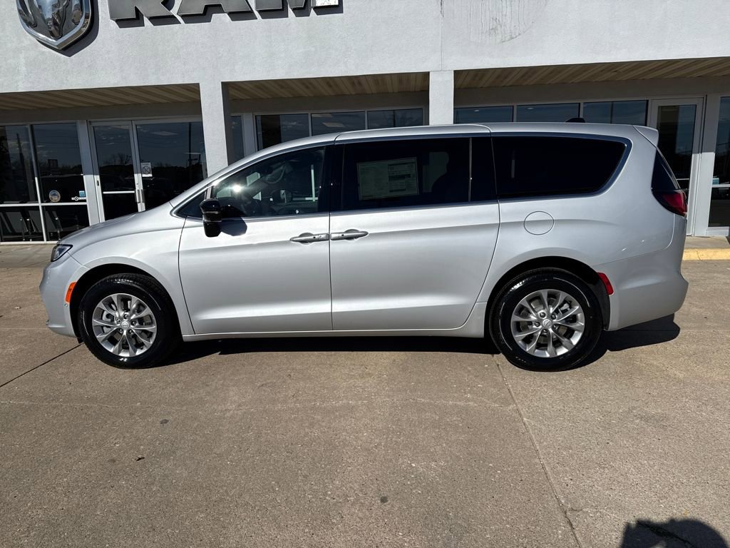 New 2026 Chrysler Pacifica Select image 3