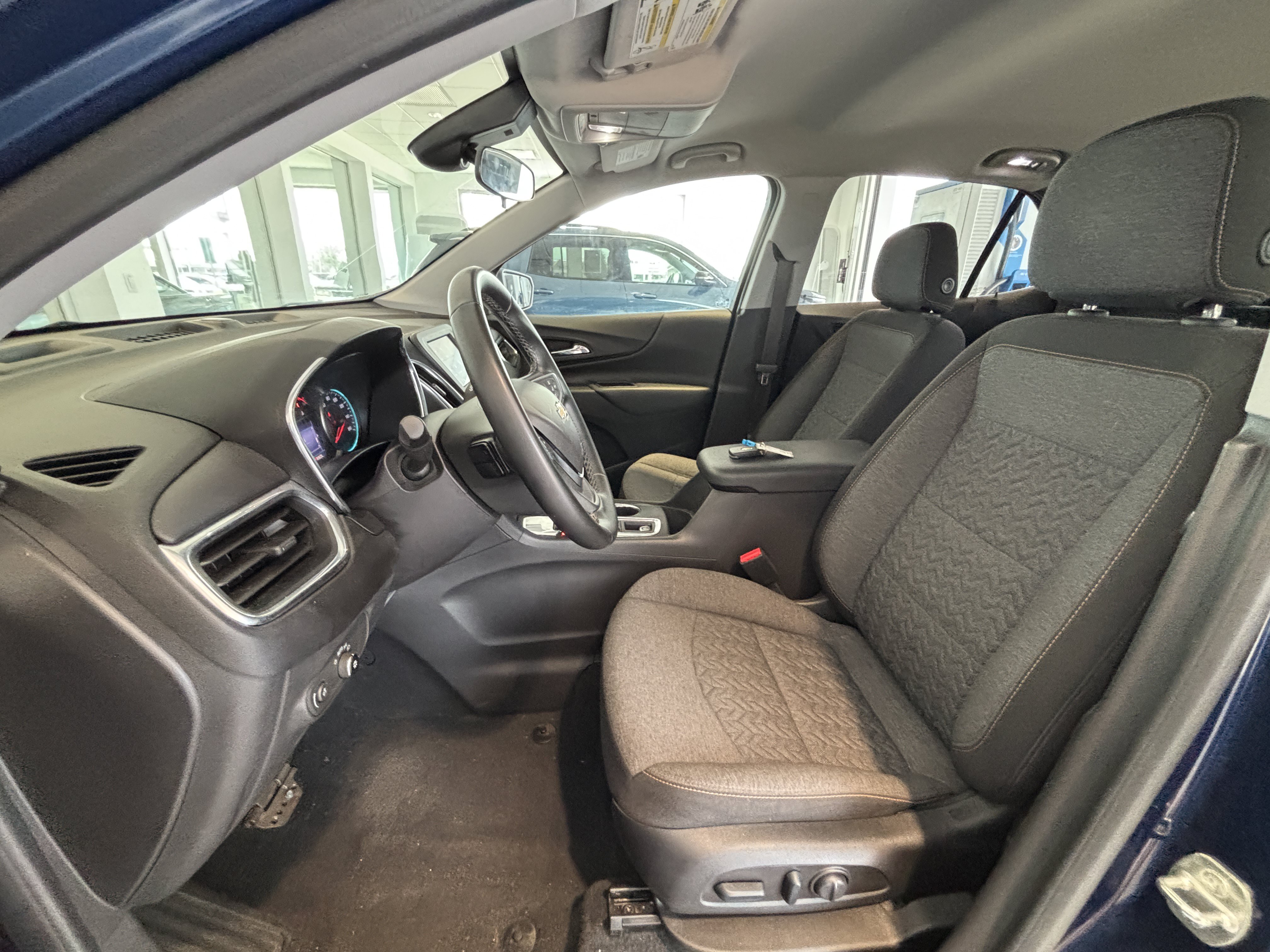 Used 2023 Chevrolet Equinox LT FWD image 2