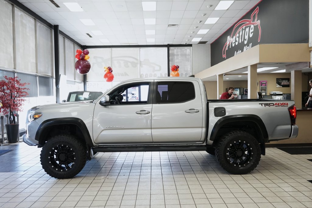 Used 2018 Toyota Tacoma TRD Off-Road w/ Technology Package AWD/4WD image 3