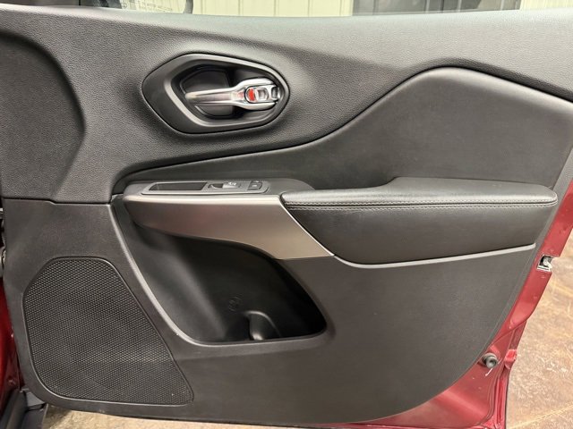 Used 2019 Jeep Cherokee Limited image 25