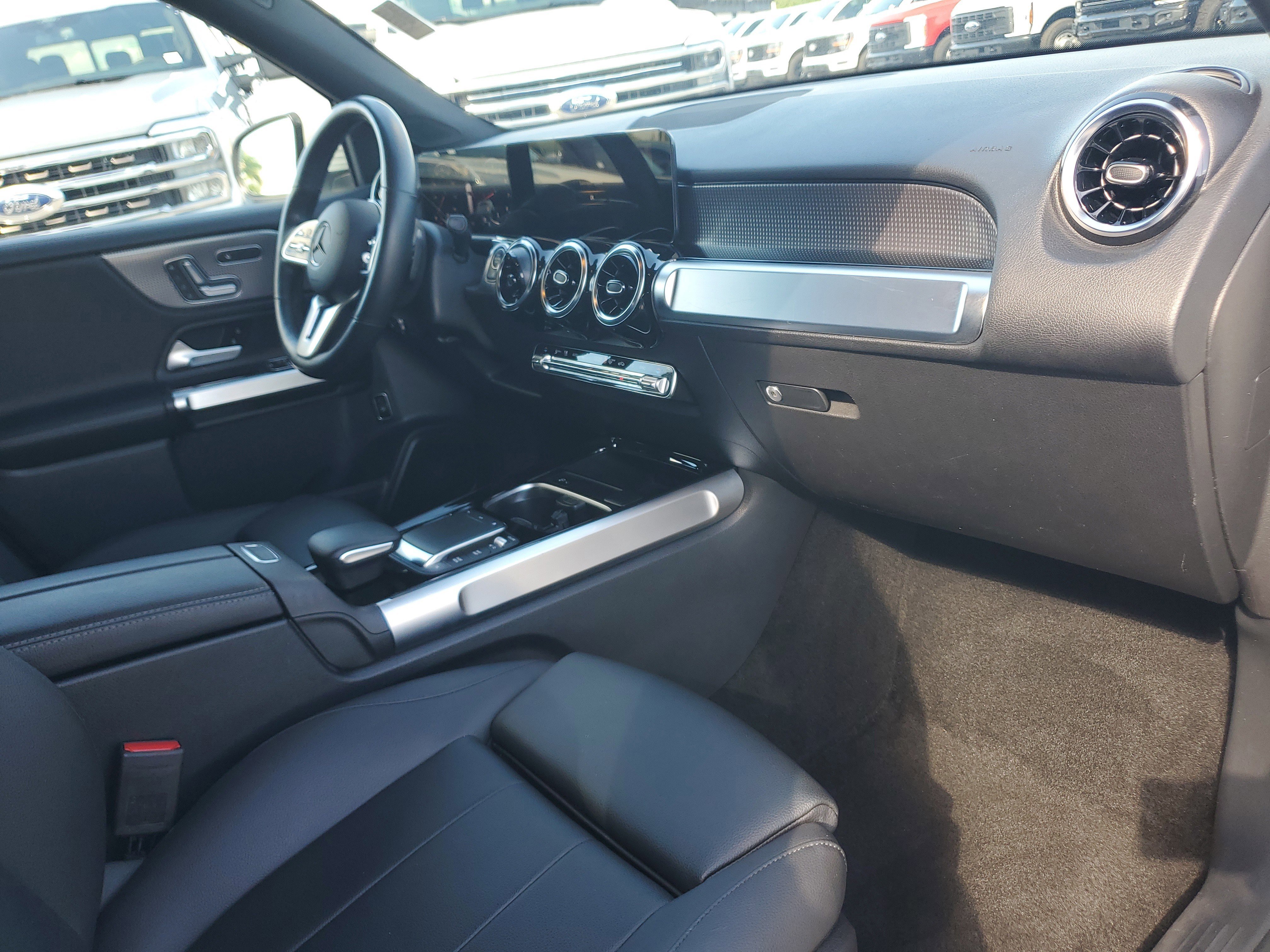 Used 2023 Mercedes-Benz GLB 250 4MATIC w/ Premium Package image 19