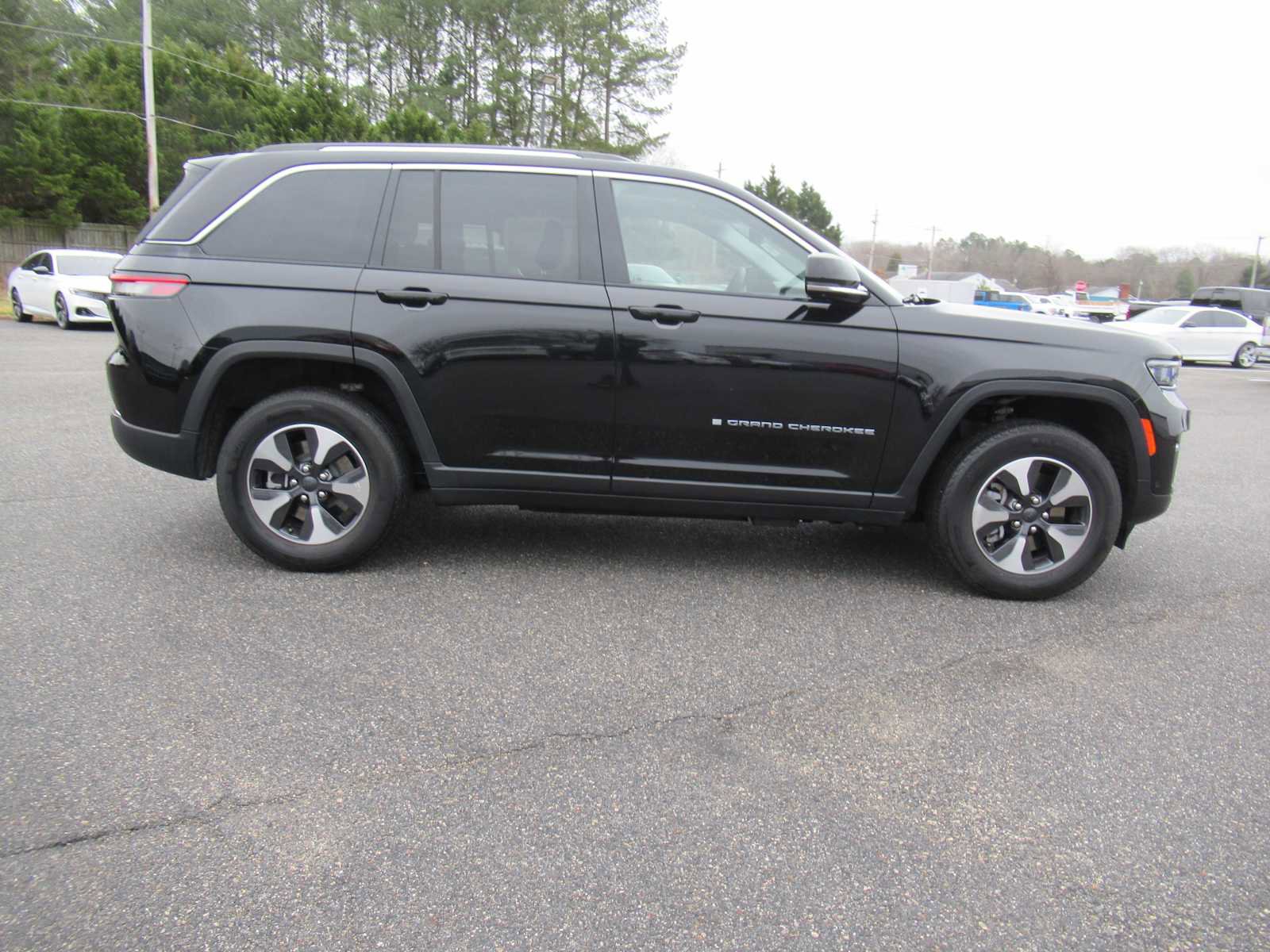 Used 2023 Jeep Grand Cherokee 4WD 4xe w/ Luxury Tech Group II image 4