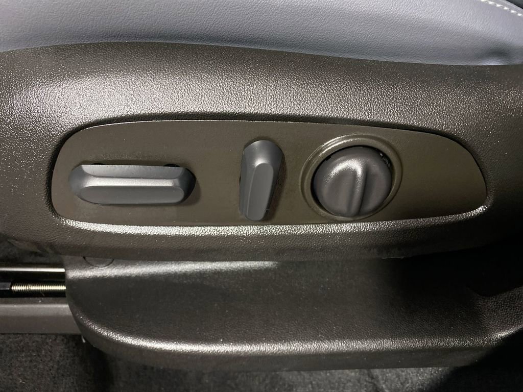 Used 2023 Buick Enclave Essence image 12