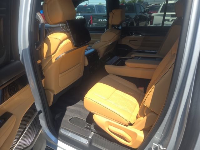 Used 2025 Jeep Grand Wagoneer L Series III w/ Rear Seat Video Group 1 AWD/4WD image 18