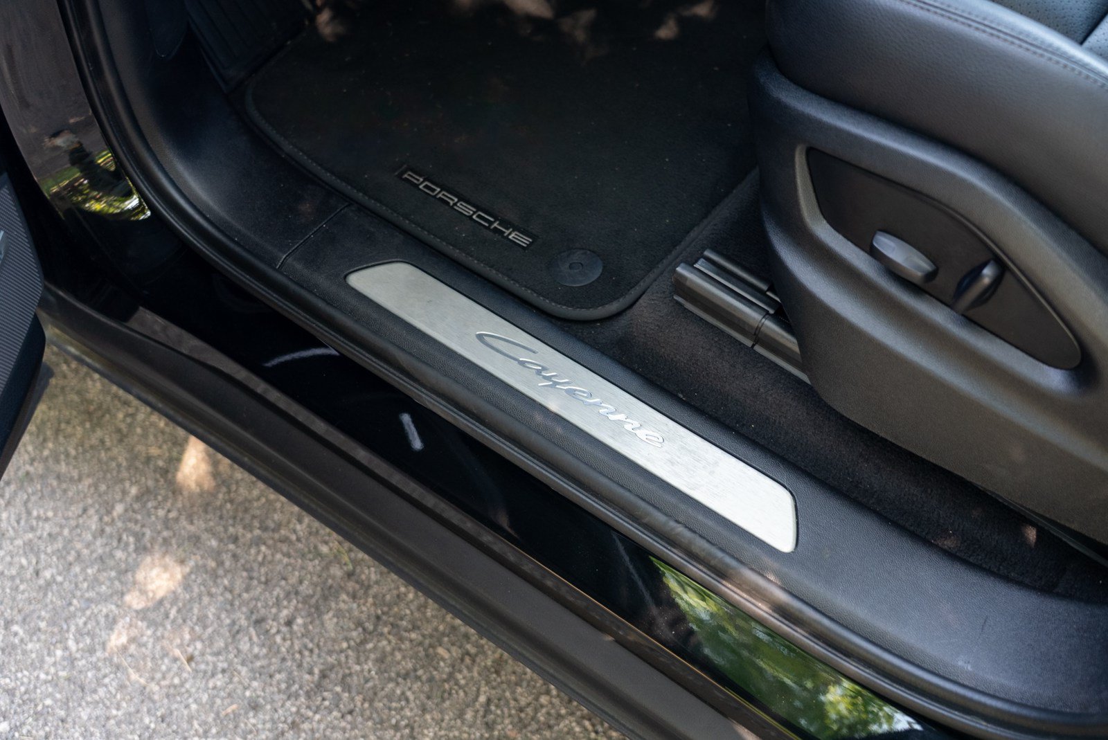 Certified 2025 Porsche Cayenne AWD/4WD image 17