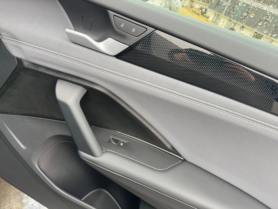 Used 2025 Volkswagen Tiguan SE image 33