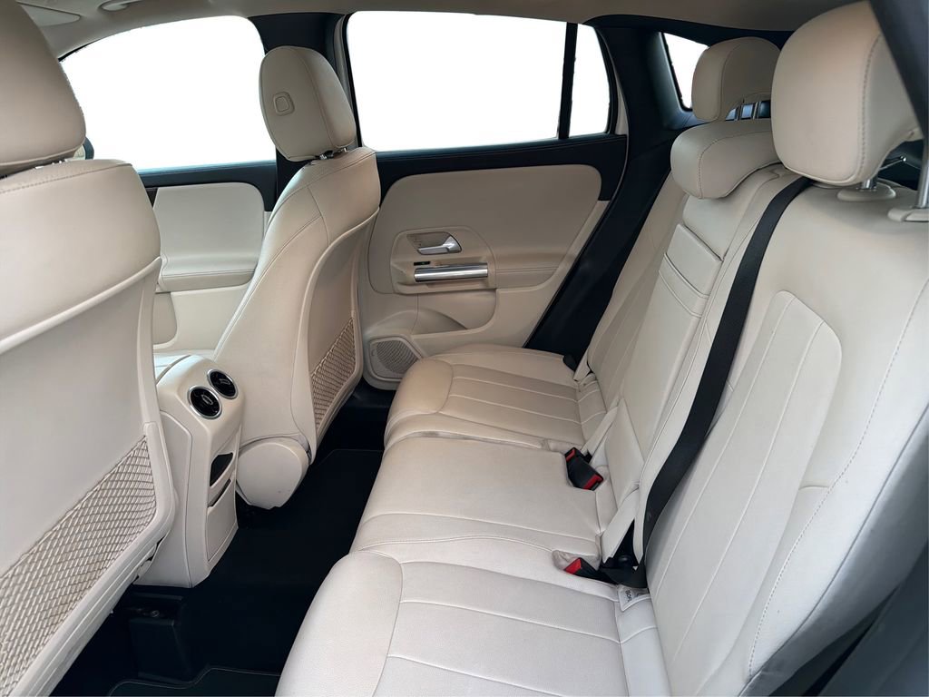 Used 2022 Mercedes-Benz GLA 250 4MATIC w/ Premium Package Lite image 11